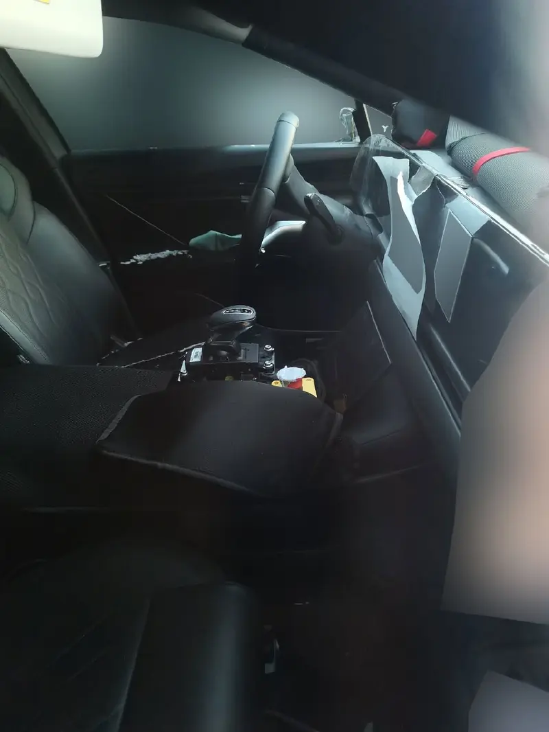 嵐圖首款轎車內飾曝光 配備四塊屏幕